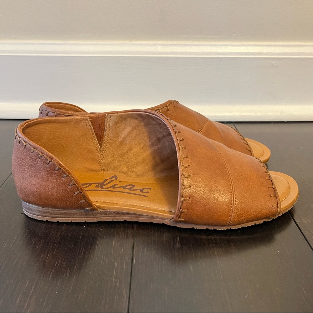 Zodiac size 8M women’s open toed shoes. Great condition.